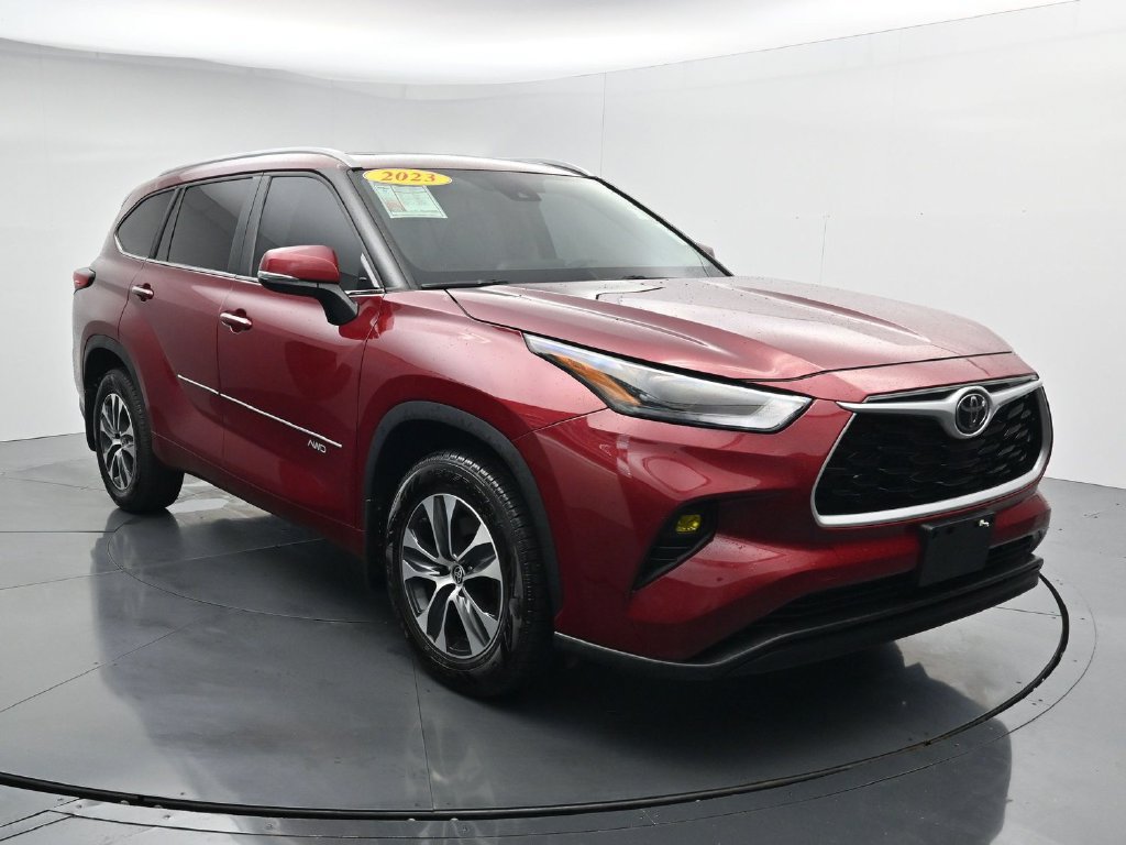 Used 2023 Toyota Highlander XLE AWD/4WD image 2