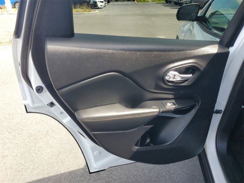 Used 2023 Jeep Cherokee Altitude Lux image 30