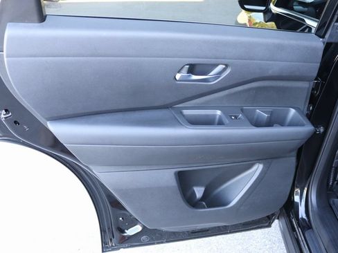 Used 2022 Nissan Pathfinder S AWD/4WD image 11