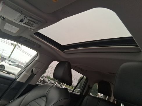 Used 2024 Toyota Highlander XLE AWD/4WD image 22