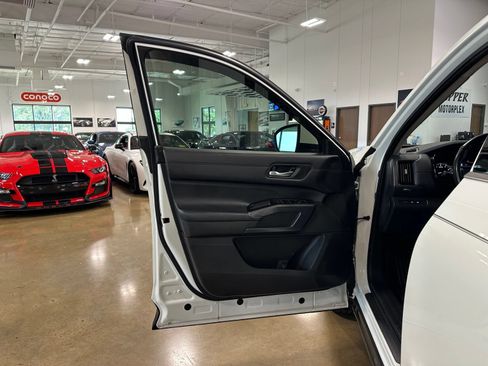 Used 2024 Nissan Pathfinder SL w/ SL Premium Package FWD image 11