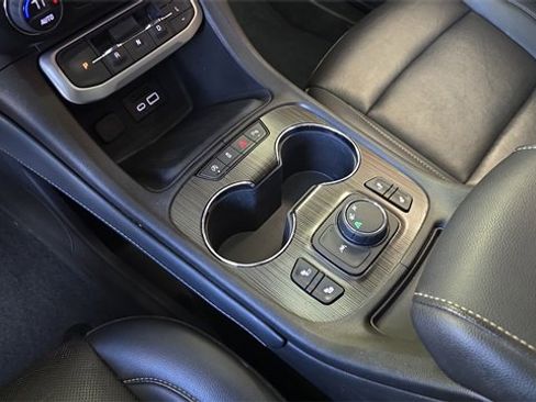 Used 2023 GMC Acadia SLT w/ Elevation Edition image 20