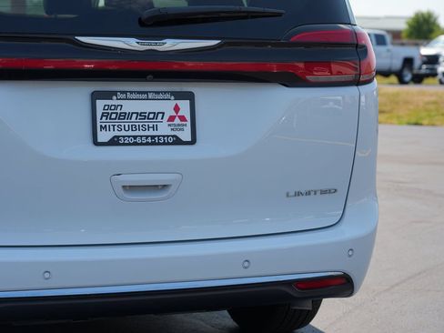Used 2023 Chrysler Pacifica Limited FWD image 10