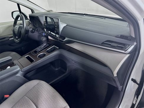 Used 2024 Toyota Sienna LE image 31