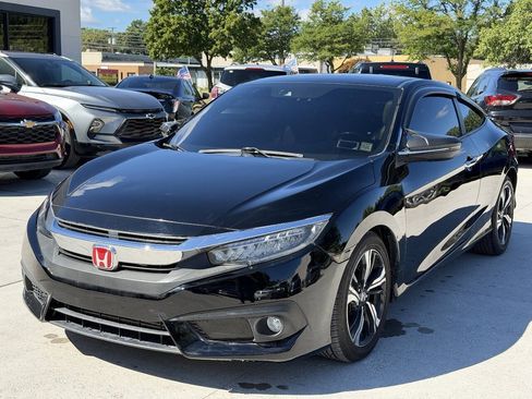 Used 2017 Honda Civic Touring image 2