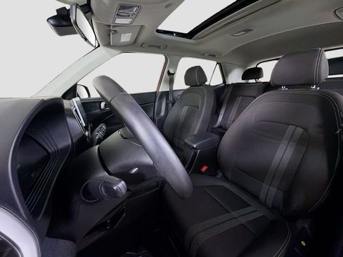 Used 2025 Hyundai Venue SEL FWD image 14