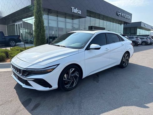 Certified 2025 Hyundai Elantra Limited FWD image 2