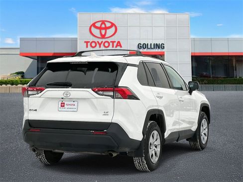 Used 2021 Toyota RAV4 LE image 5