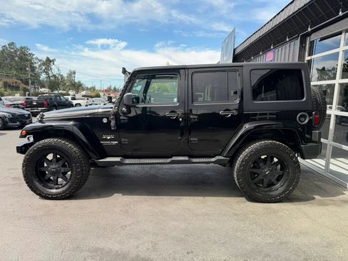 Used 2018 Jeep Wrangler Unlimited Sahara AWD/4WD image 4