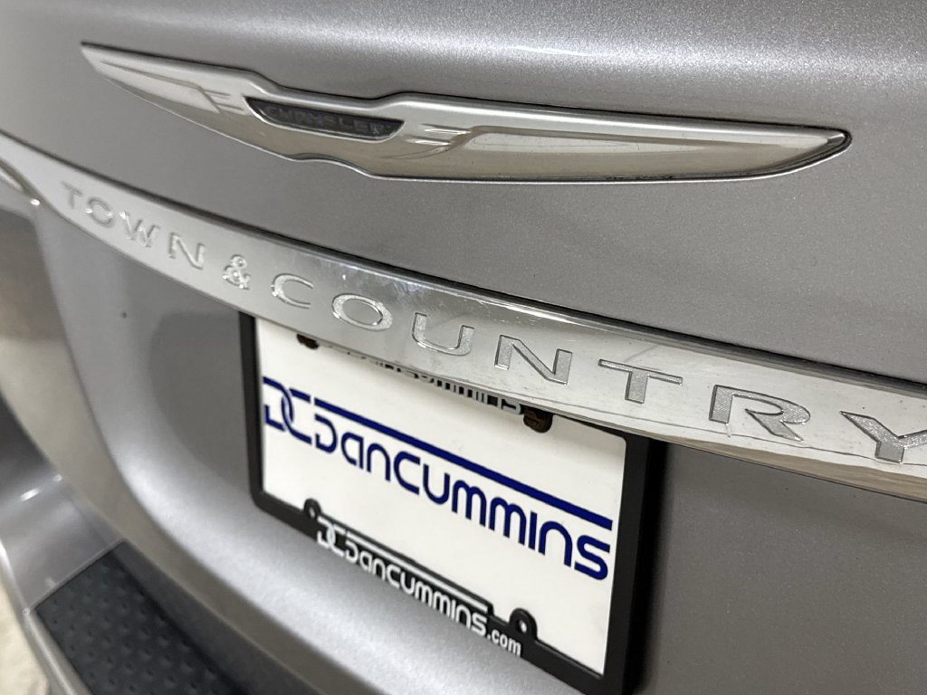 Used 2014 Chrysler Town & Country Touring-L w/ Driver Convenience Group FWD image 27