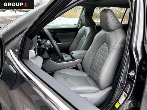 Certified 2025 Toyota Highlander XLE image 9