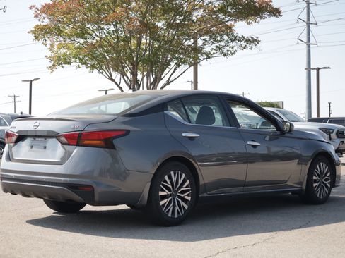 Used 2023 Nissan Altima 2.5 SV FWD image 5