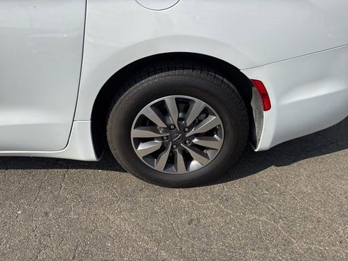 Used 2021 Chrysler Pacifica Touring-L image 11