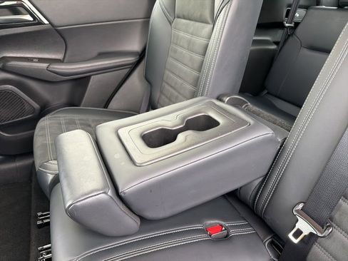Used 2024 Mitsubishi Outlander SE image 37