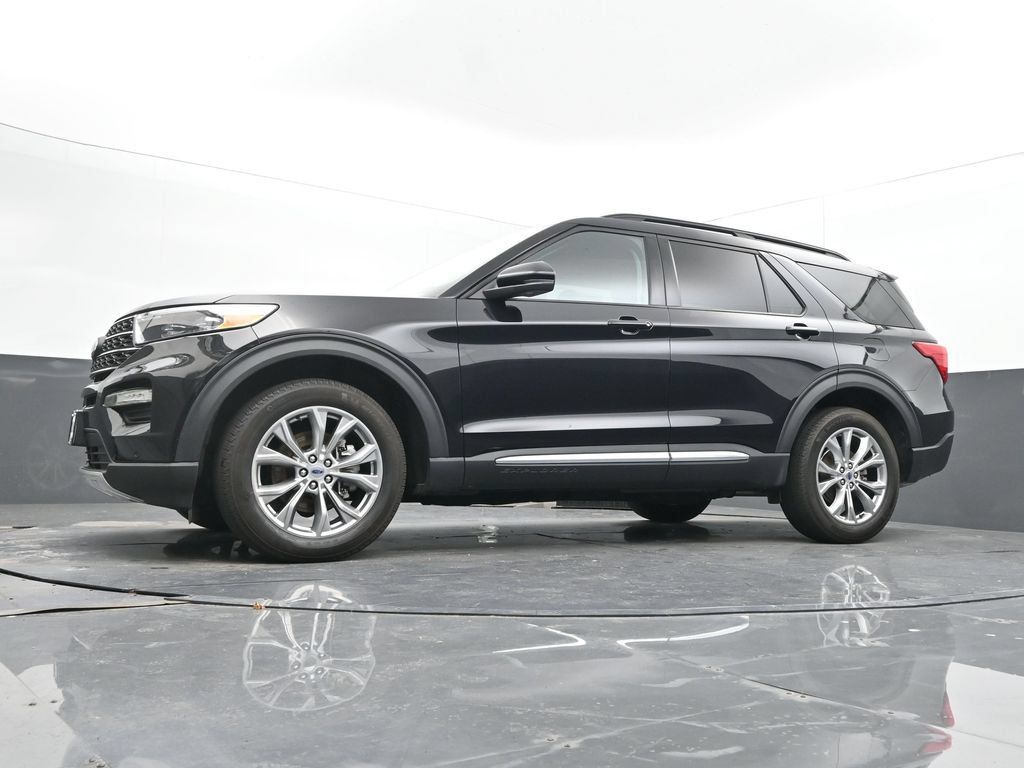 Used 2024 Ford Explorer XLT w/ Equipment Group 202A AWD/4WD image 52