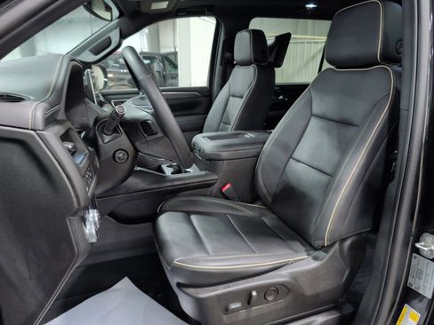 Used 2023 GMC Yukon XL SLT w/ SLT Premium Package image 7
