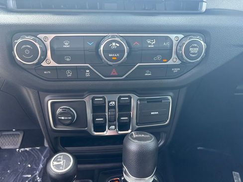 New 2025 Jeep Gladiator Sport image 21