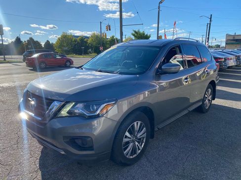Used 2019 Nissan Pathfinder S image 2