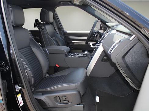Used 2025 Land Rover Discovery Dynamic SE AWD/4WD image 16