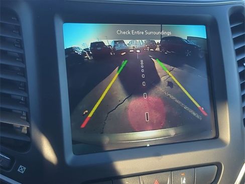 Used 2023 Jeep Cherokee Altitude Lux image 19