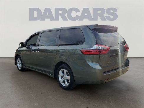 Used 2020 Toyota Sienna L image 4