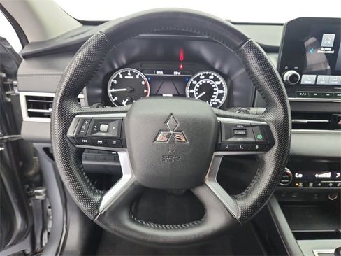 Used 2024 Mitsubishi Outlander SE image 13