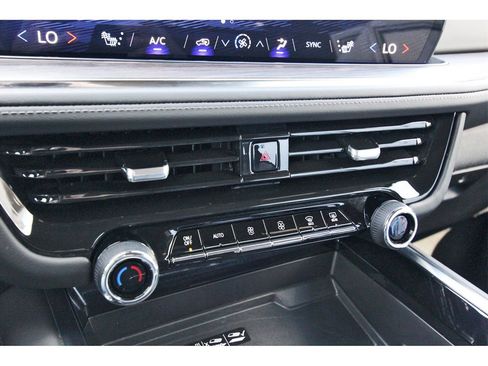 Used 2025 Chevrolet Suburban Z71 image 22