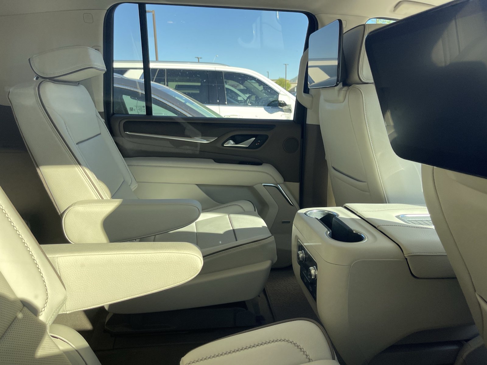 Used 2024 GMC Yukon XL Denali AWD/4WD image 9
