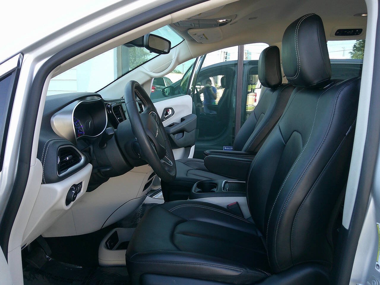 Used 2024 Chrysler Pacifica Limited FWD image 9