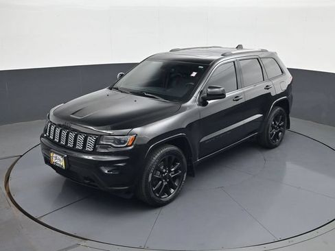 Used 2020 Jeep Grand Cherokee Altitude AWD/4WD image 13