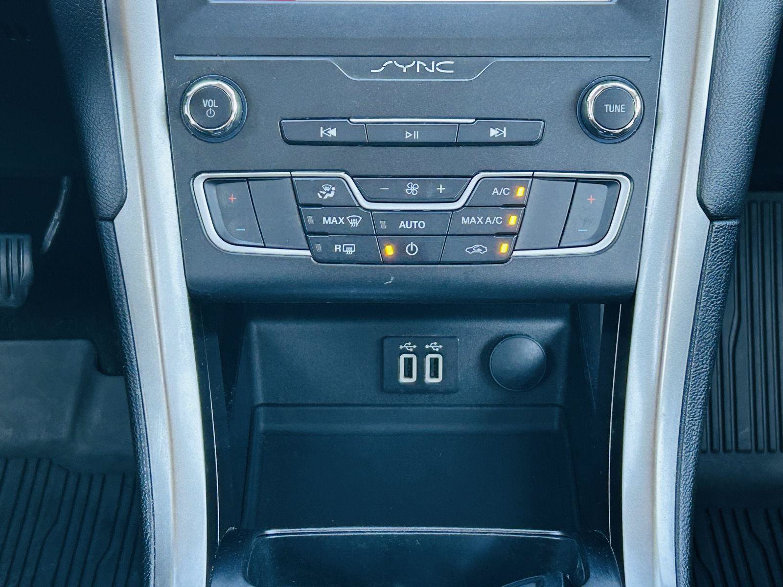 Used 2019 Ford Fusion SE FWD image 18