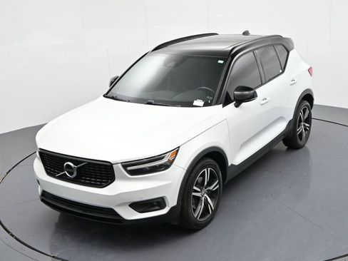 Used 2020 Volvo XC40 T4 R-Design image 19