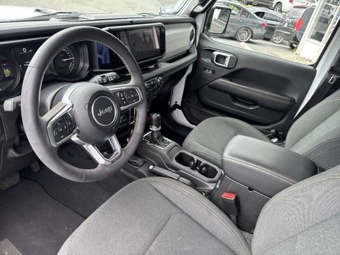 Used 2024 Jeep Wrangler Unlimited Sahara w/ Technology Group AWD/4WD image 28