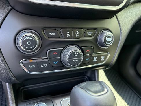 Used 2020 Jeep Cherokee Trailhawk AWD/4WD image 26