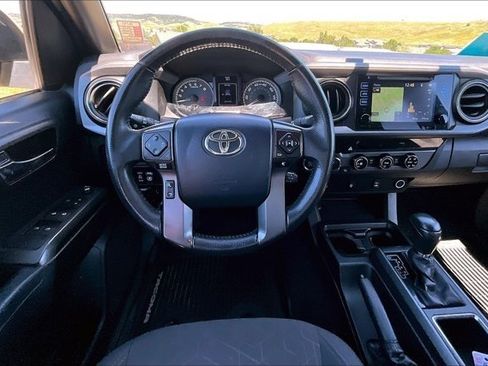 Used 2017 Toyota Tacoma TRD Sport AWD/4WD image 8