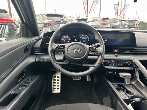 Certified 2025 Hyundai Elantra SEL image 18