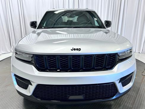 Used 2024 Jeep Grand Cherokee Altitude image 25