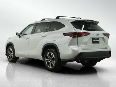 Used 2024 Toyota Highlander XLE image 5