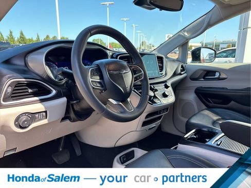 Used 2024 Chrysler Pacifica Touring-L FWD image 2