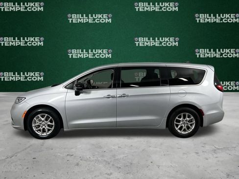 Used 2024 Chrysler Pacifica Touring-L image 10