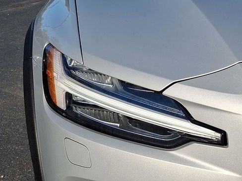 Used 2025 Volvo V60 B5 Cross Country Plus image 9