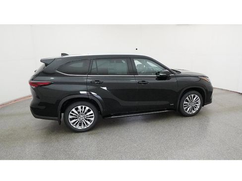 New 2026 Toyota Highlander Platinum image 10