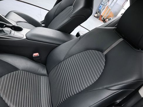 Used 2024 Toyota Camry SE image 9