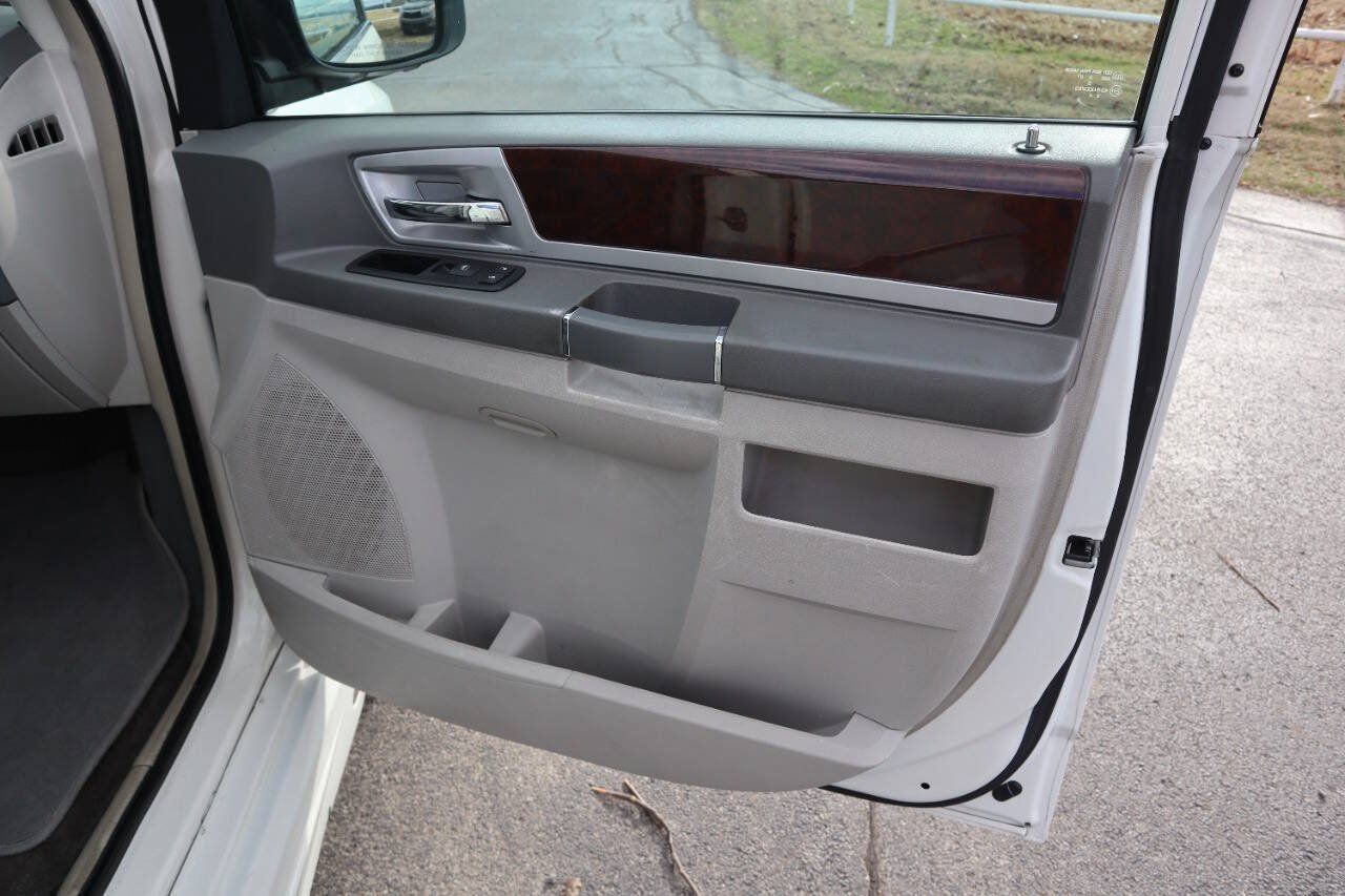Used 2010 Chrysler Town & Country Touring FWD image 33