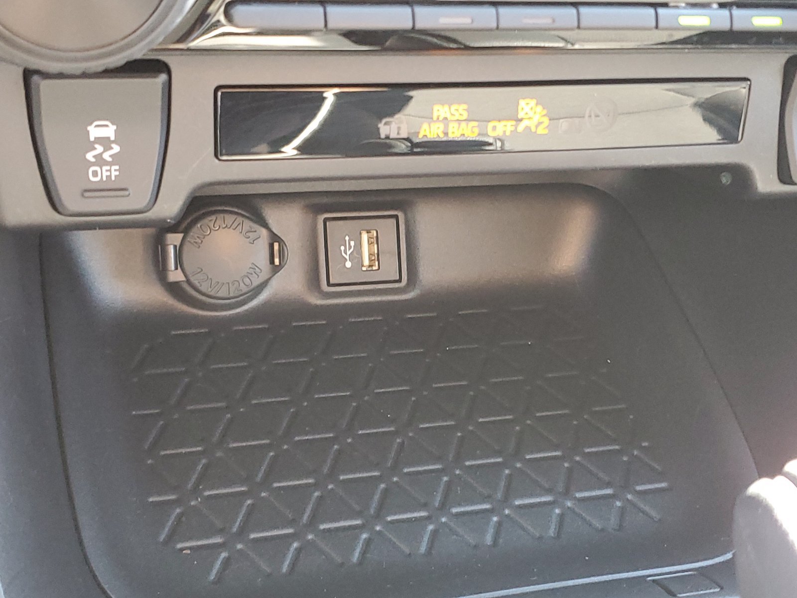 Used 2025 Toyota RAV4 LE AWD/4WD image 30