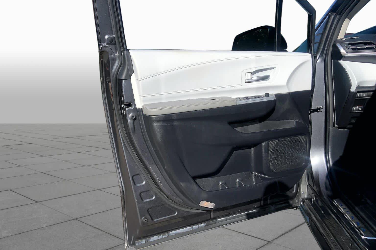 Used 2025 Toyota Sienna XLE FWD image 21