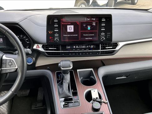 Certified 2024 Toyota Sienna XLE image 7