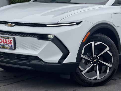 New 2026 Chevrolet Equinox EV LT image 3