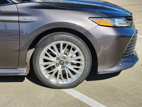 Used 2019 Toyota Camry XLE image 8