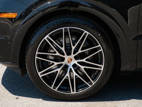 Certified 2025 Porsche Cayenne GTS AWD/4WD image 39